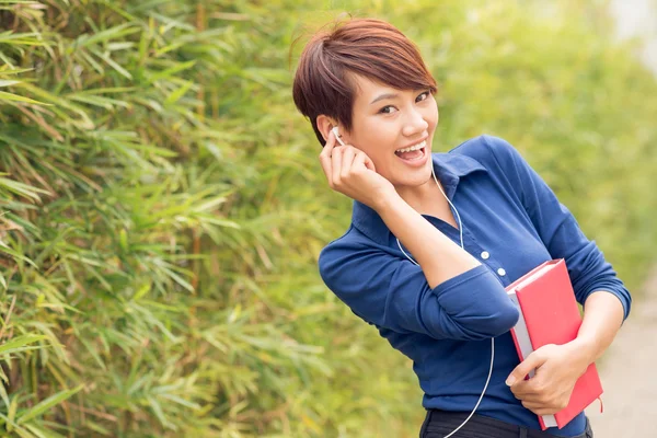 戴耳机的女孩 — 图库照片