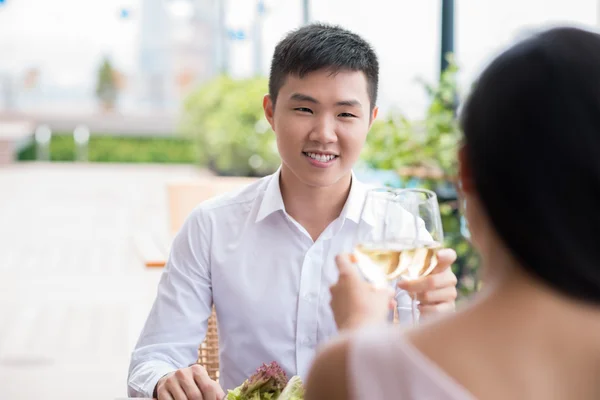 Uomo che pranza — Foto Stock