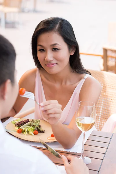 Mujer elegante compartiendo plato — Foto de Stock