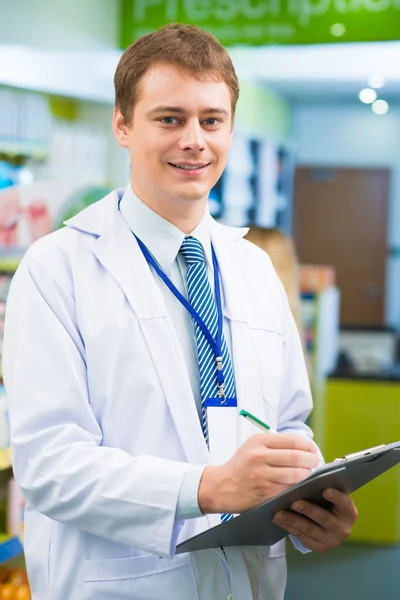 Homme en pharmacie — Photo