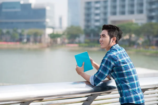 Man met boek — Stockfoto