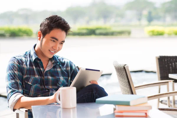 Cheerful guy networking — Stock Photo, Image