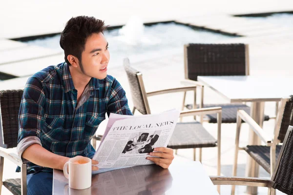 Hombre leyendo en la cafetería — Foto de Stock