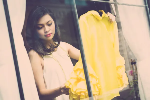 Abiti sartoriali shopwoman — Foto Stock