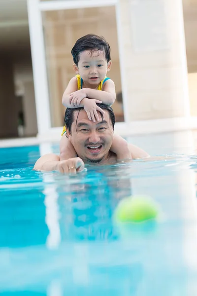 Descanso en piscina — Foto de Stock