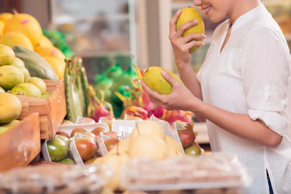 Choosing mango — Stock Photo, Image