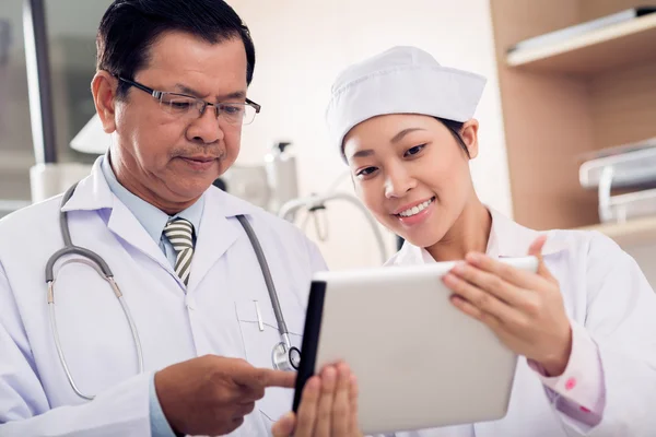 Trabajadores médicos asiáticos — Foto de Stock