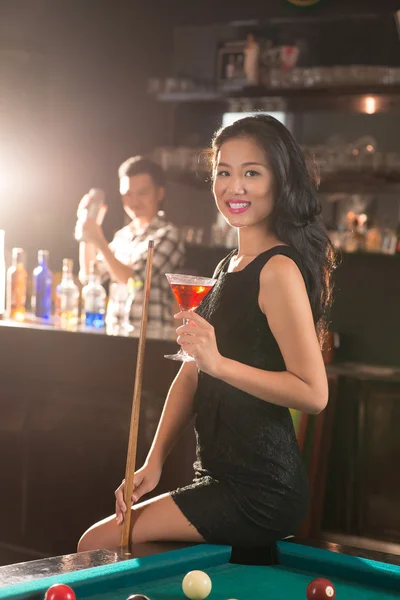 Vietnamees dame in de bar — Stockfoto