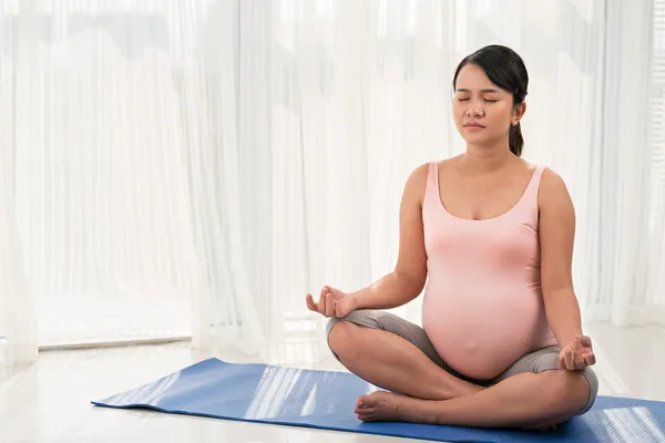 Медитация перед родами — стоковое фото