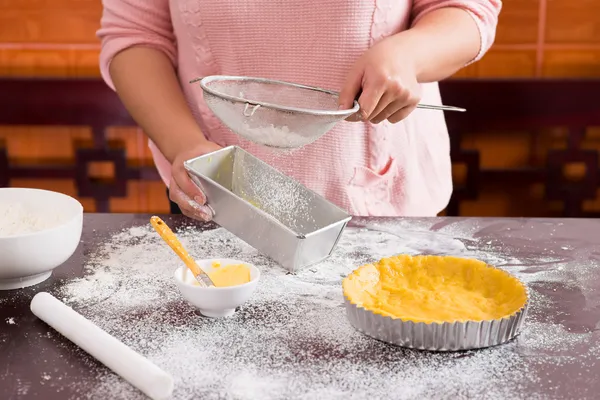 Flour sifting — Stock Photo, Image