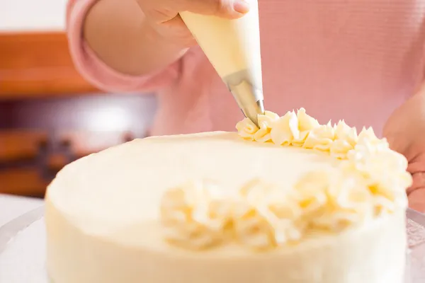 Frosting the cake — Stock Photo, Image