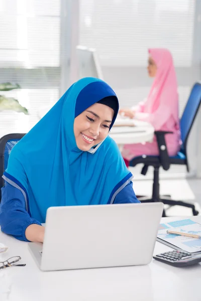 Young Muslim business lady — Stock Photo, Image