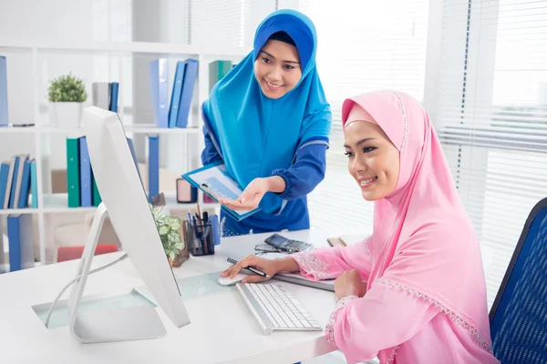 In front of monitor — Stock Photo, Image