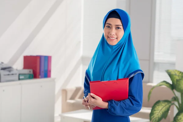 Businesswoman with folder — Stock Photo, Image