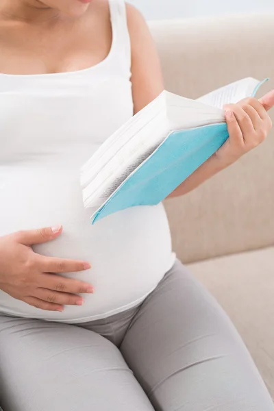 Lectura para un futuro niño — Foto de Stock