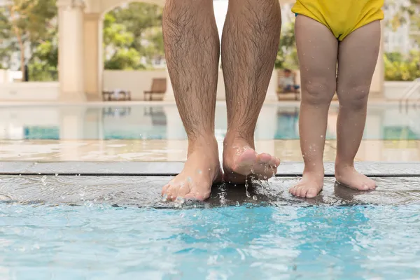 Al borde de la piscina — Foto de Stock