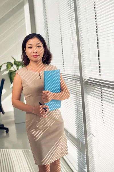 Zakenvrouw in office — Stockfoto