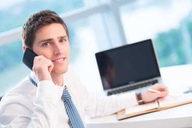 yakışıklı işadamı