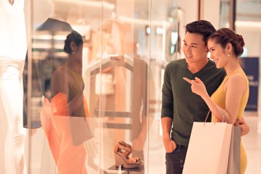 kocası ile alışveriş