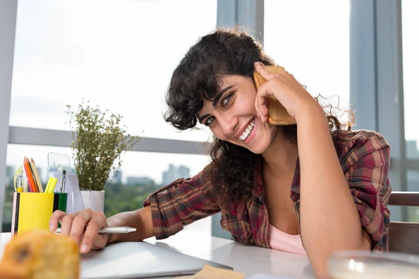 Parlare al telefono — Foto Stock