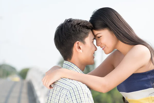 Pareja vietnamita joven —  Fotos de Stock