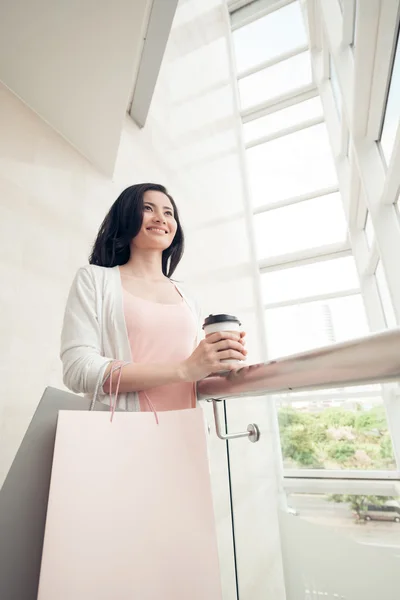 Mujer por ventana — Foto de Stock