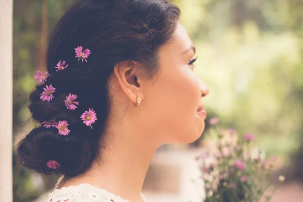 Fleurs dans les cheveux — Photo