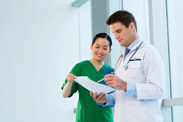 Doctor and nurse — Stock Photo, Image