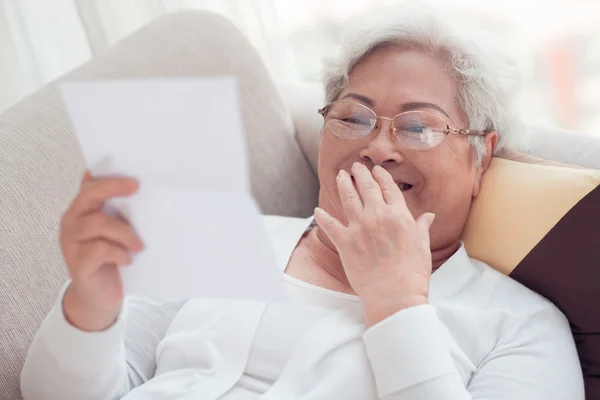 Old lady reading letter — Stock Photo, Image