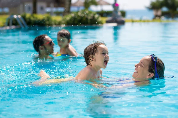 Na piscina — Fotografia de Stock