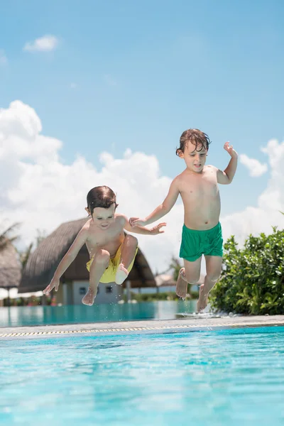 Twee kleine broers springen — Stockfoto