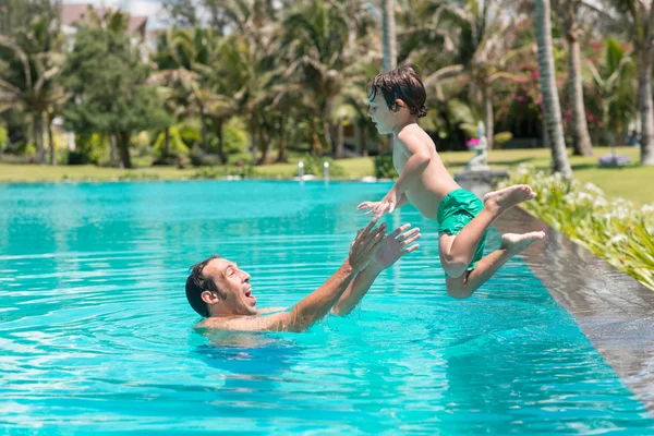 Homem pegando seu filho — Fotografia de Stock