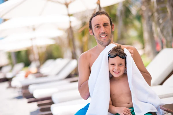 Man drogen zijn zoon — Stockfoto