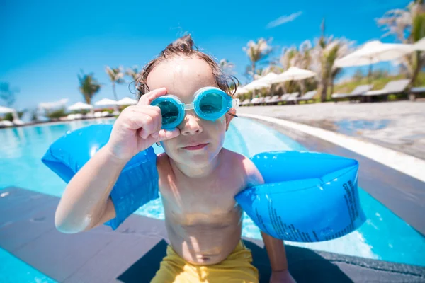 Menino usando óculos — Fotografia de Stock