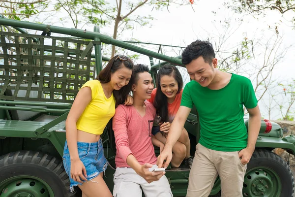 Jovem mostrando algo no telefone — Fotografia de Stock