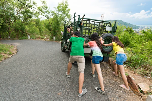 Pushing car — Stock Photo, Image