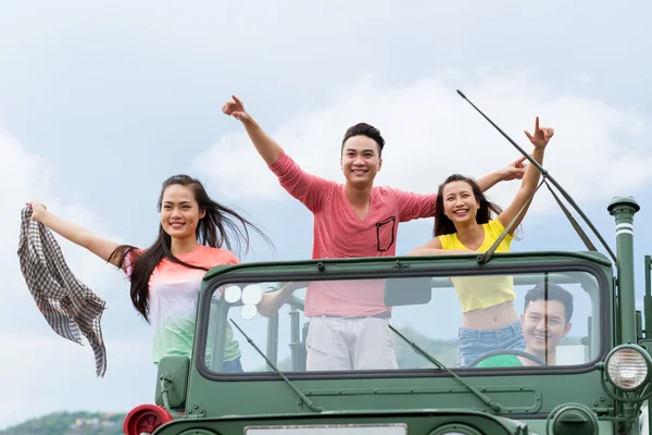 Amici in piedi in auto — Foto Stock