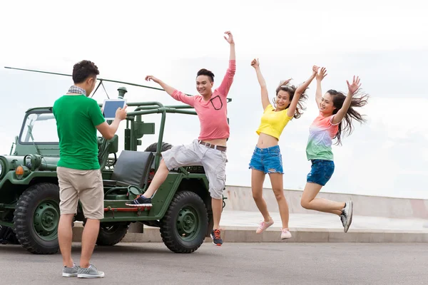 Saltando amigos — Foto de Stock