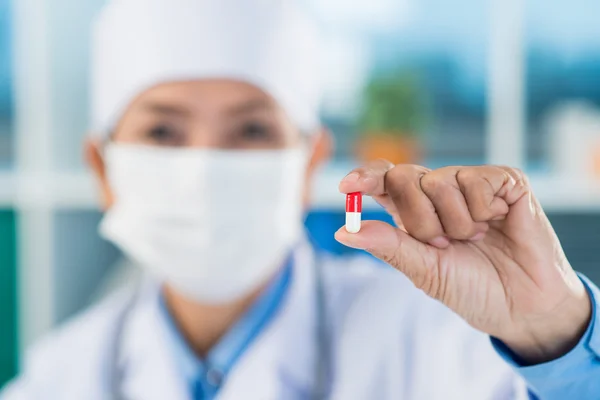 Doctor holding a pill — Stock Photo, Image