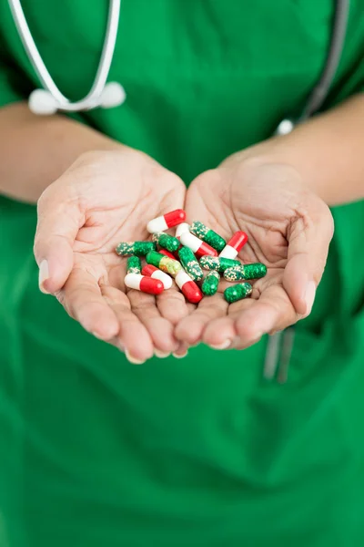 Médico sosteniendo pastillas —  Fotos de Stock