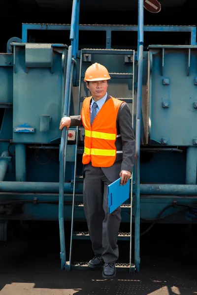 Dockworker va vérifier l'embarquement — Photo