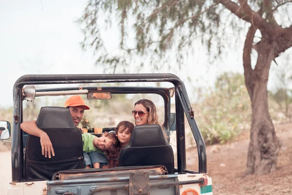 Familia feliz —  Fotos de Stock