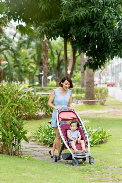 Mujer caminando con su hija — Foto de Stock