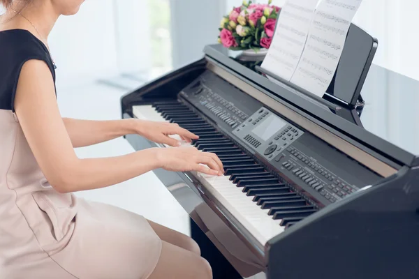 Woman playing piano — Zdjęcie stockowe