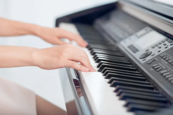 Женские руки над пианино — стоковое фото