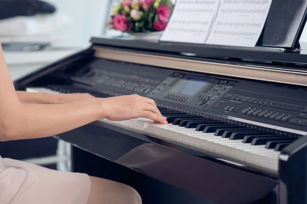 Playing piano — Stock Photo, Image