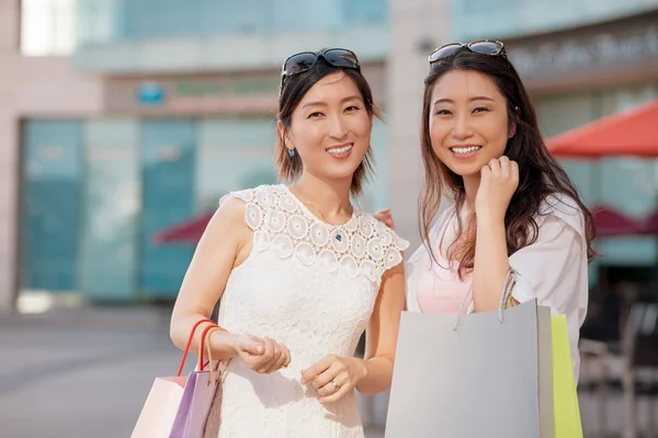 Radostné korejský nakupující — Stock fotografie