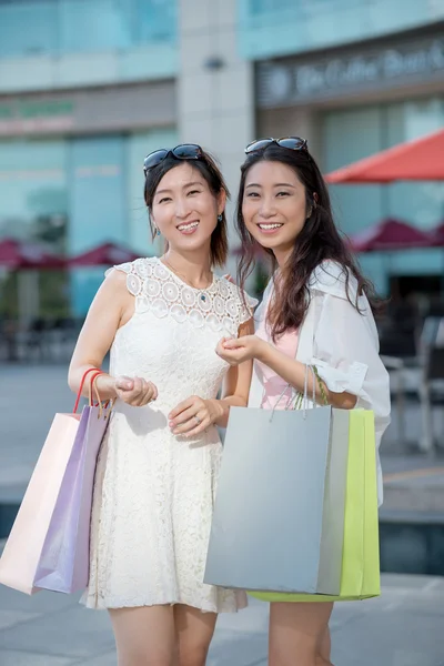 Gelukkig shoppers — Stockfoto