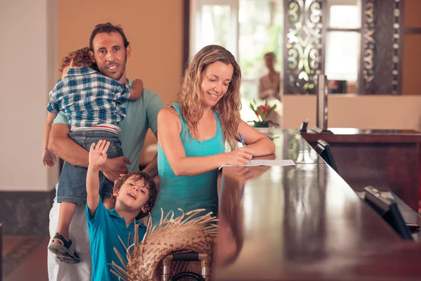 Família na recepção — Fotografia de Stock