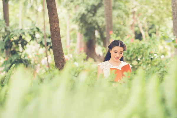 สาวน้อยอ่านหนังสือ — ภาพถ่ายสต็อก